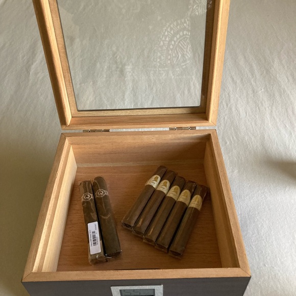 Klaro by Case Cigar Humidor with Cigars